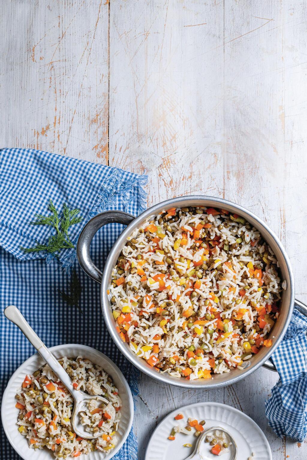 מג'דרה של אורז בסמטי, שעועית מש ופלפלים 