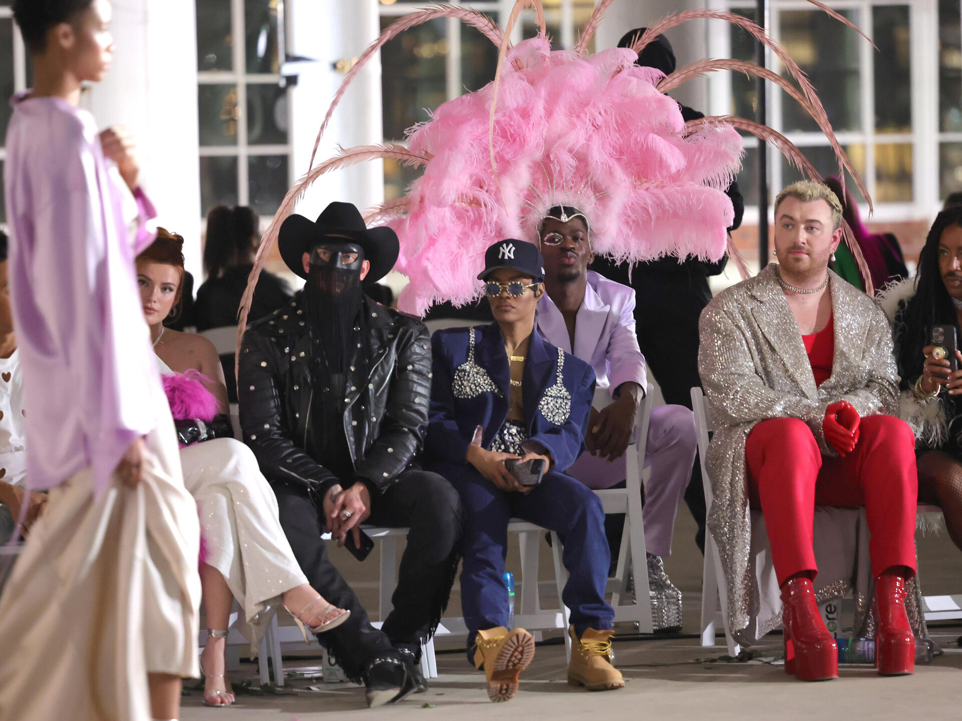 סם סמית' בשורה הראשונה בתצוגת האופנה של כריסטיאן קוואן בניו יורק, 2023