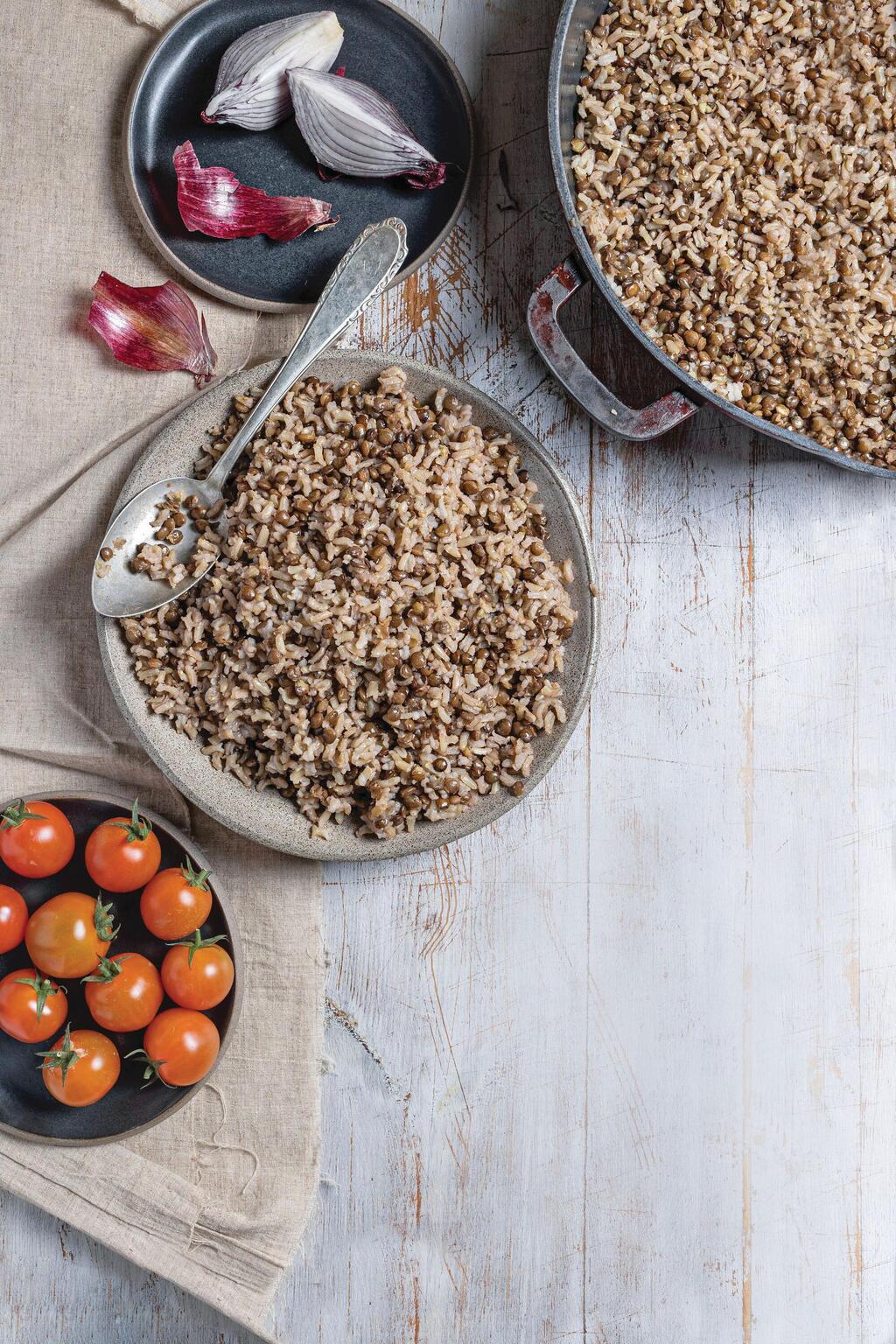 מג'דרה של אורז מלא ועדשים שחורות 