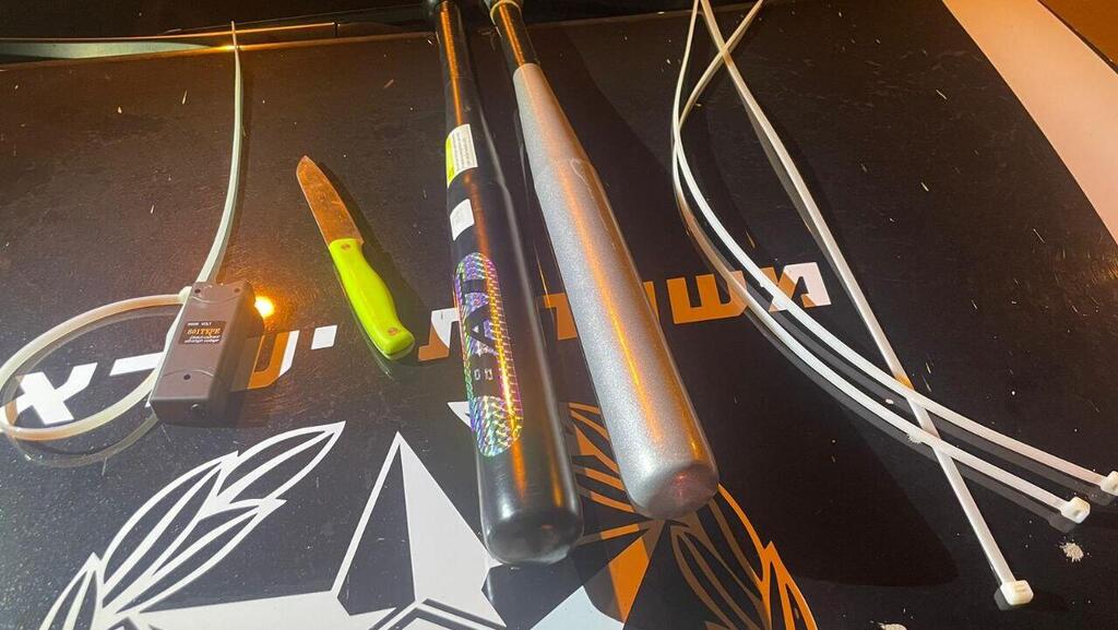 צילום הסכינים שנתפסו ברשותם של החשודים