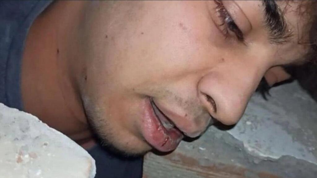 טאהא נער בן 17 מצלם סרטון בהריסות בניין טורקיה