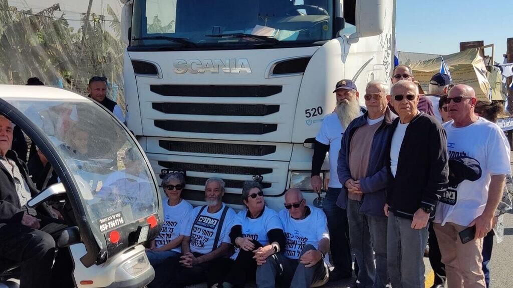 תיעוד: משטרת ישראל מעכבת את אנשי המחאה למען הדמוקרטיה בעת שמובילים זחל''ם ישן לכיוון קיבוץ דגניה שבצפון