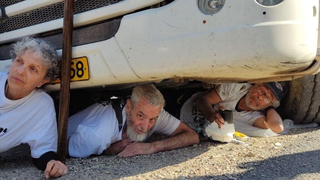 תיעוד: משטרת ישראל מעכבת את אנשי המחאה למען הדמוקרטיה בעת שמובילים זחל''ם ישן לכיוון קיבוץ דגניה שבצפון