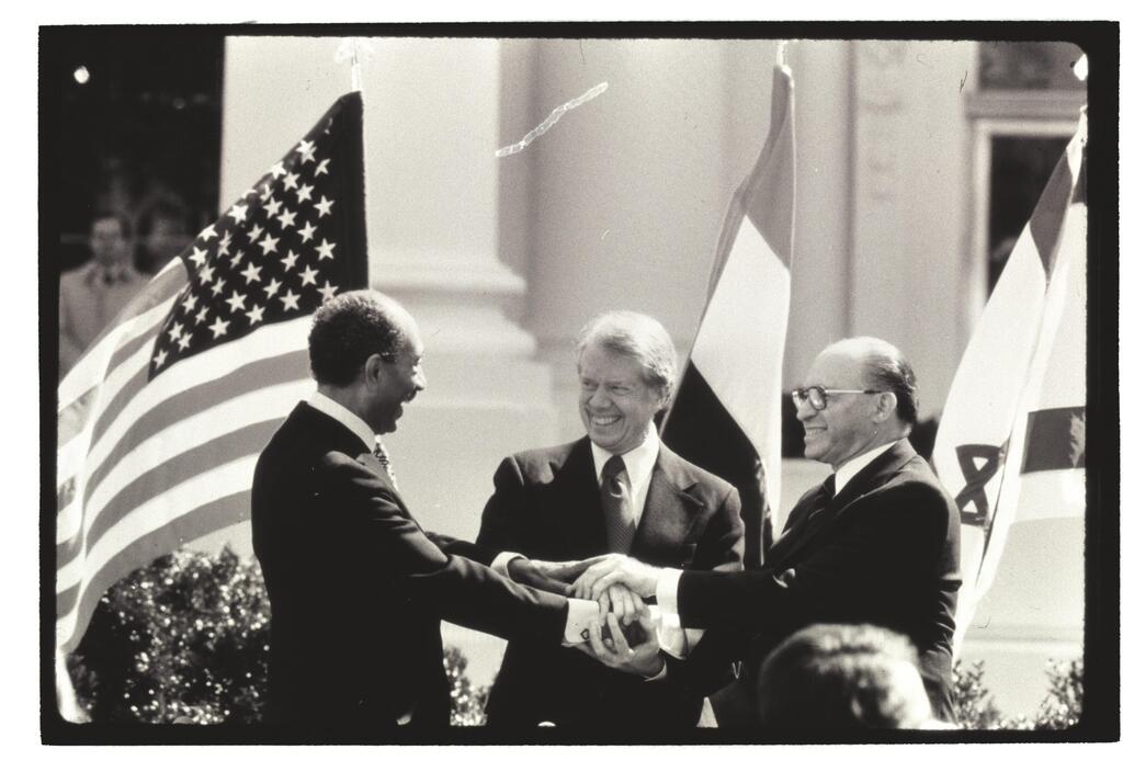 נשיא ארה"ב ג'ימי קרטר עם ראש ממשלת ישראל מנחם בגין ו נשיא מצרים אנואר סאדאת חותמים על הסכמי קמפ דייוויד 1978