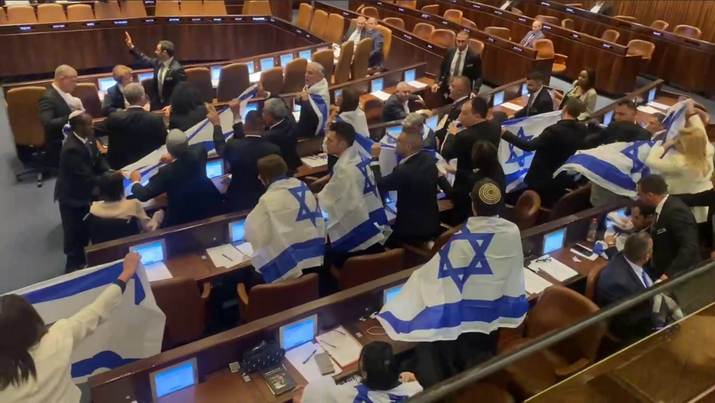 חברי האופוזיציה מתעטפים בדגלי ישראל לקראת ההצבעה בקריאה ראשונה על חוקי הרפורמה המשפטית
