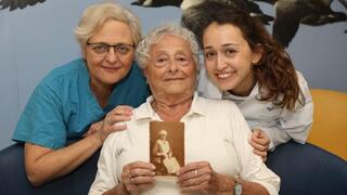 4 דורות סיעוד. שושנה שניידר, ליאורה אוטיץ, מעין אוטיץ ובתמונה הסבתא רבתא מרגלית פיירמן