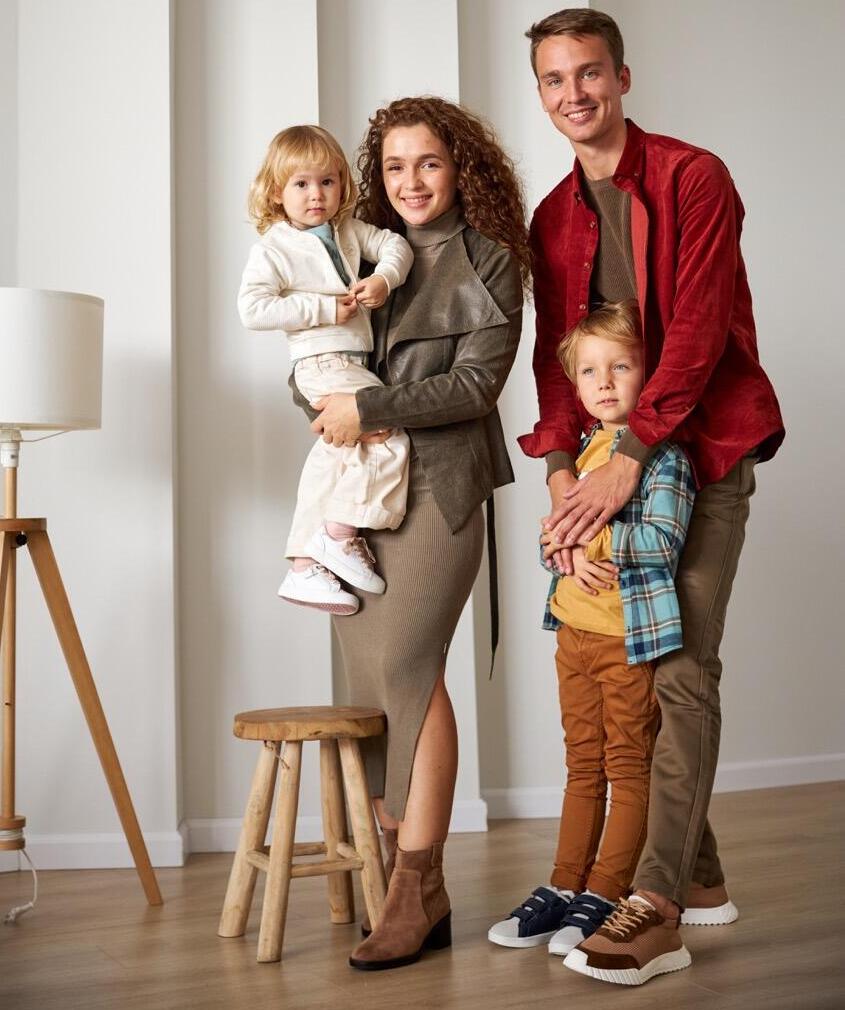 На Оле - трикотажное платье и кожаный жакет. На Даниле - джинсы, футболка, вельветовая рубашка, сникерсы - все Kenneth Cole New York, на Леве и Лее - Okaïdi&amp;Obaïbi 