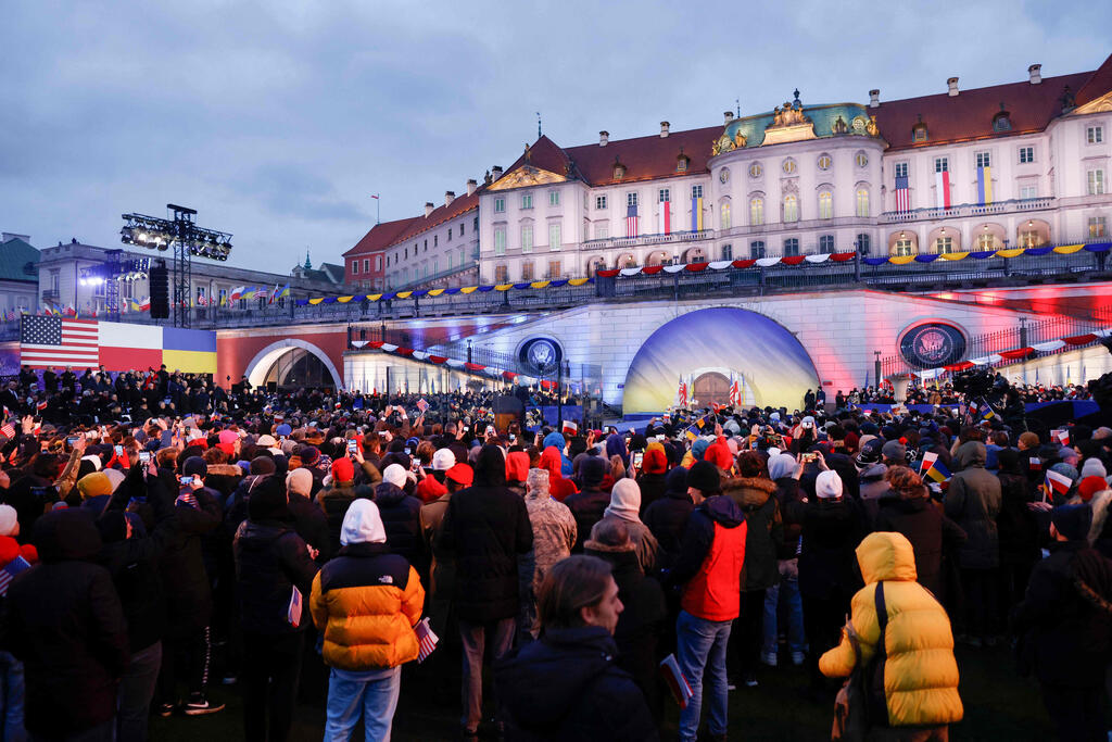 Выступление Джо Байдена в Варшаве (Фото: AFP ) נשיא פולין אנדז'יי דודה נואם ב ורשה לפני נאום ג'ו ביידן