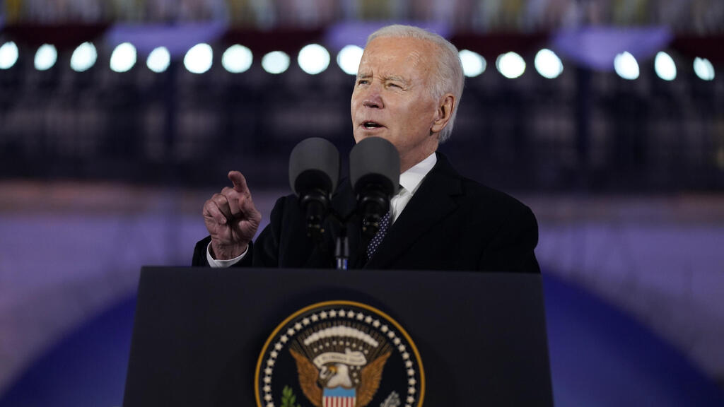 Выступление Джо Байдена в Варшаве (צילום: AP ) נשיא פולין אנדז'יי דודה נואם ב ורשה לפני נאום ג'ו ביידן