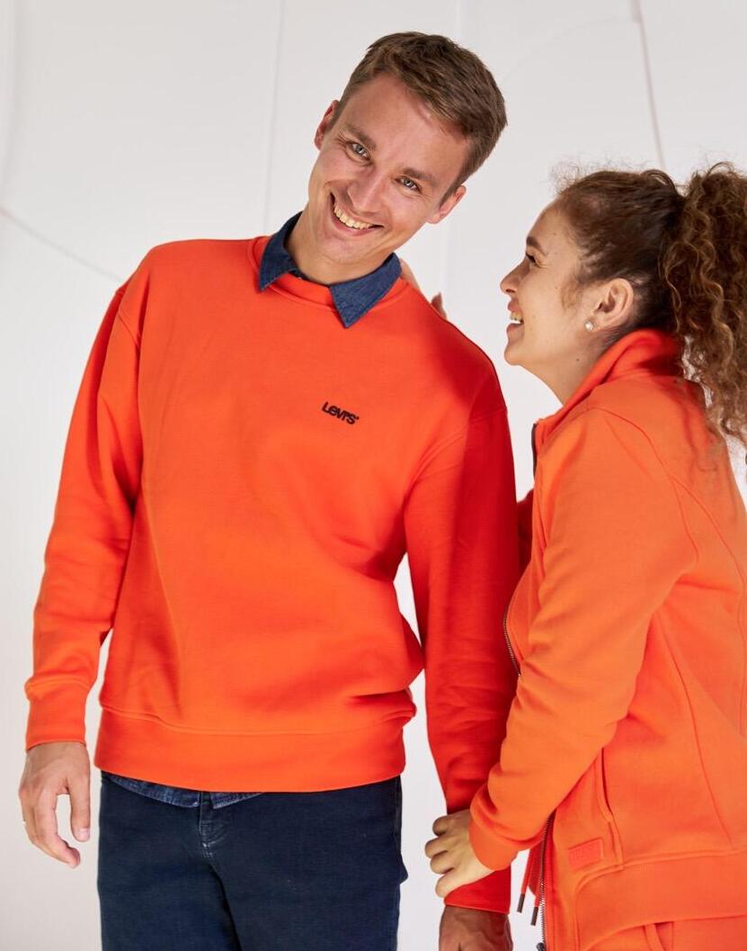 На Оле - флисовая куртка Kenneth Cole New York, на Даниле - джинсы, рубашка, джемпер Levi's 