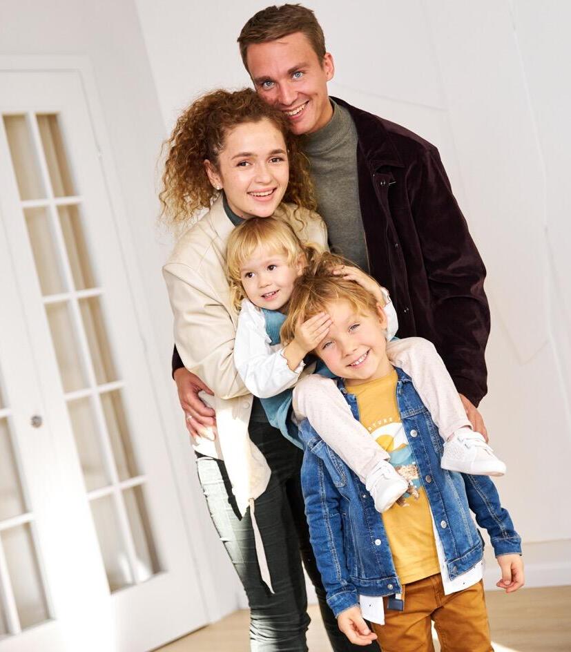 На Оле - белая куртка Kenneth Cole New York, на Даниле - пиджак и водолазка Kenneth Cole New York. На детях - одежда Okaïdi&amp;Obaïbi 