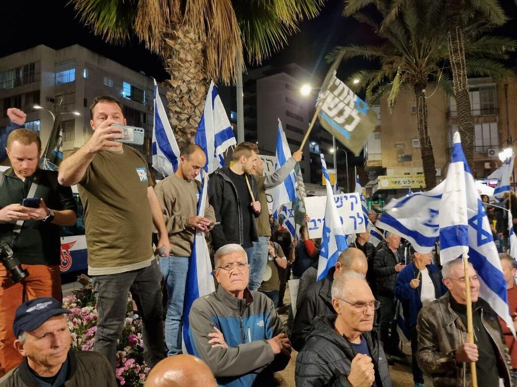 Protest organizers don't believe Netanyahu call for dialogue (Photo: Ido Erez) מחאת המילואימניקים ליד ביתו של יואב קיש
