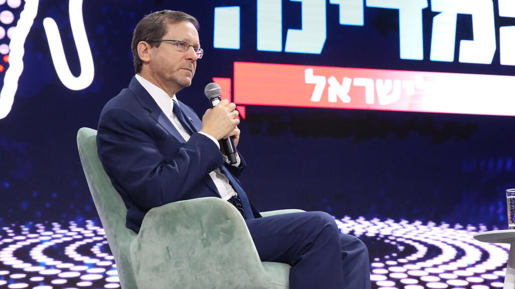 Isaac Herzog at a conference organized by the Yedioth Ahronoth newspaper (Photo: Amit Shabi) ועידת "האנשים של המדינה"