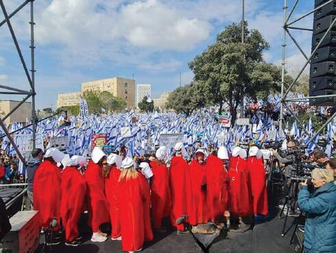 צועדות באדום בהפגנה בירושלים