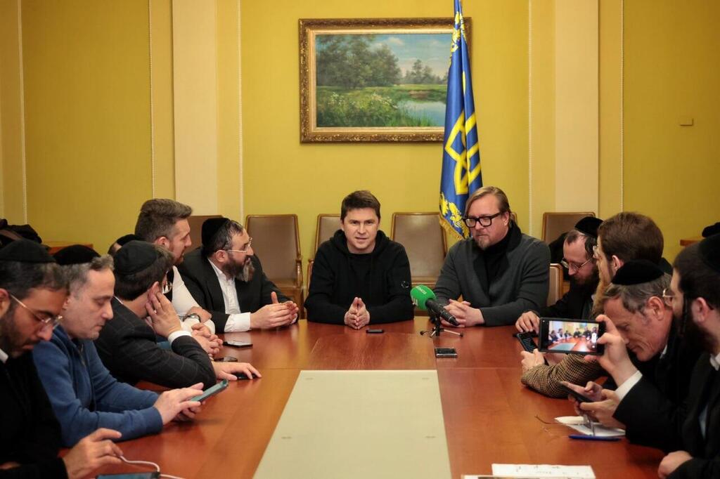 Mykhailo Podolyak (center), a senior adviser to Ukrainian President Volodymyr Zelensky, speaking to ultra-Orthodox journalists from Israel and the United States in Kyiv, February 23, 2023 