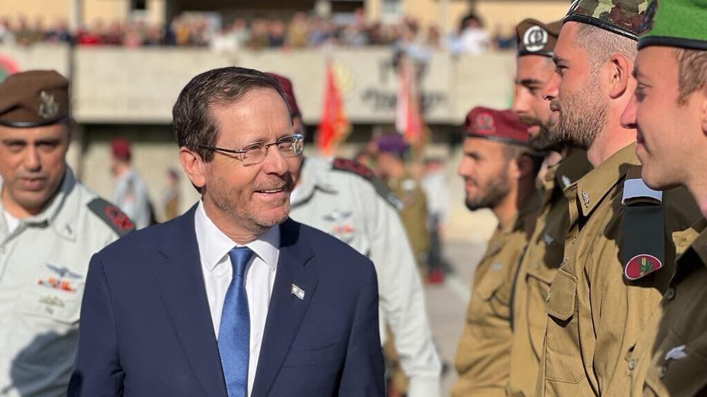נשיא המדינה יצחק הרצוג בטקס סיום קורס קצינים 