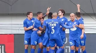 שחקני מכבי פתח תקווה חוגגים