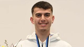 הסייף יונתן כהן עם מדליית הזהב באליפות אירופה לנוער
