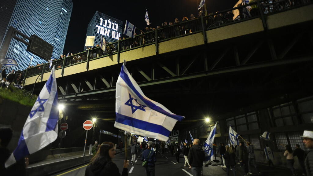 מפגינים הולכים על איילון בתל אביב