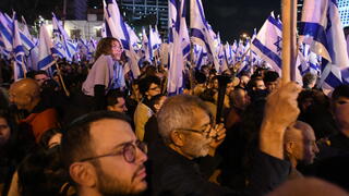 מפגינים הולכים על איילון בתל אביב