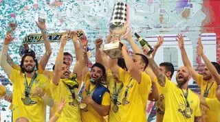 שחקני מכבי תל אביב חוגגים עם הגביע