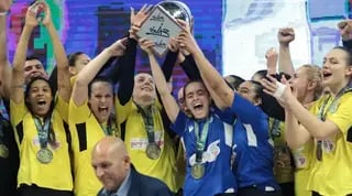 שחקניות מכבי אשדוד חוגגות עם הגביע