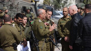 יואב גלנט בסיור בזירת הפיגוע בחווארה