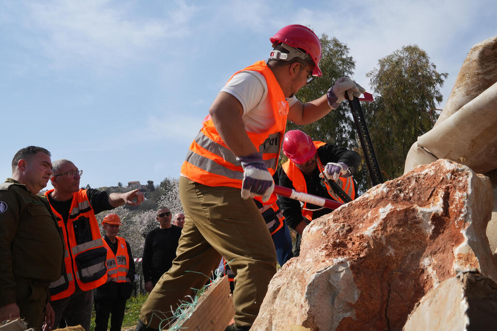 A Home Front Command earthquake drill in northern Israel (Photo: Effi Shrir) תרגיל חילוץ לכודים ברעידת אדמה