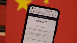 ChatGPT על רקע דגל סין