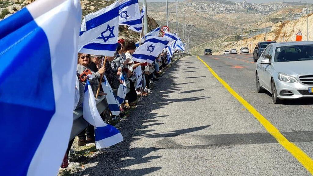 אלפי מתנחלים בכביש 60 מלווים את משפחת יניב בדרכם להלוויה