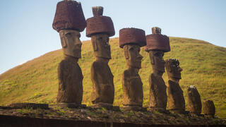 פסלי מואי עם "פוקאו" על ראשיהם