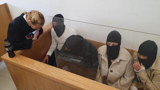 החשוד ומשפחתו בבית המשפט