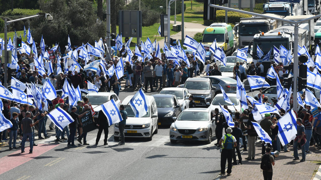 Protestors in Haifa (Photo: Nahum Segal) מפגינים מחיפה