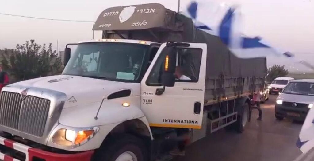 משאית שעטה לעבר מפגינים בבית קמה ( צילום: אנשי המחאה) משאית שעטה לעבר מפגינים בבית קמה