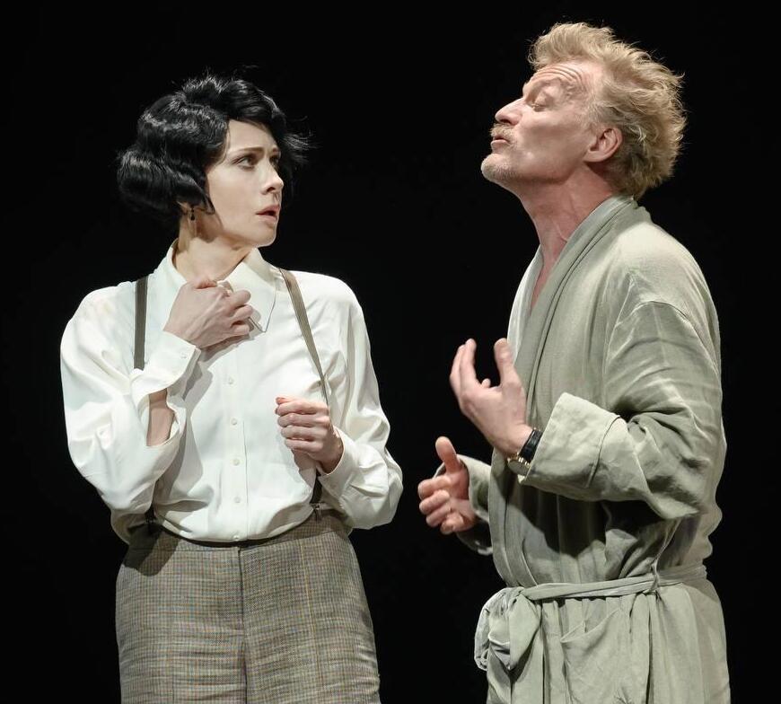 Сцена из спектакля "Эйнштейн и Маргарита" (Фото предоставлено агентством "Эгоист") Сцена из спектакля "Эйнштейн и Маргарита"