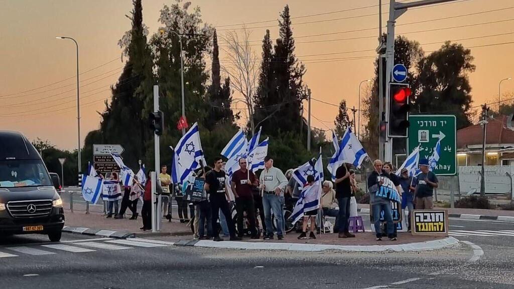 ההפגנה בבית קמה בטרם התקרית (צילום: סמדר) בית קמה לפני שמשאית שעטה לעבר מפגינים