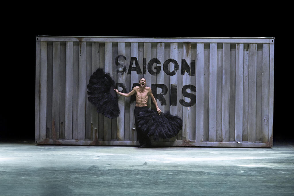 Сцена из балета "Любовник" (Фото: 10 Liebhaber, Michelangelo Chelucci, c) Ralf Mohr) Сцена из балета "Любовник"