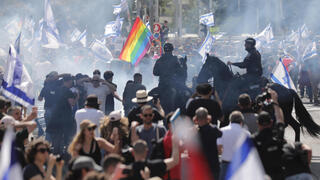 מפגינים מתעמתים עם שוטרים בתל אביב