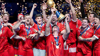 נבחרת דנמרק מניפה את הגביע העולם אחרי ניצחון על נבחרת צרפת