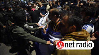 עימותים בין שוטרים למפגינים מחוץ למספרה בה נמצאת שרה נתניהו