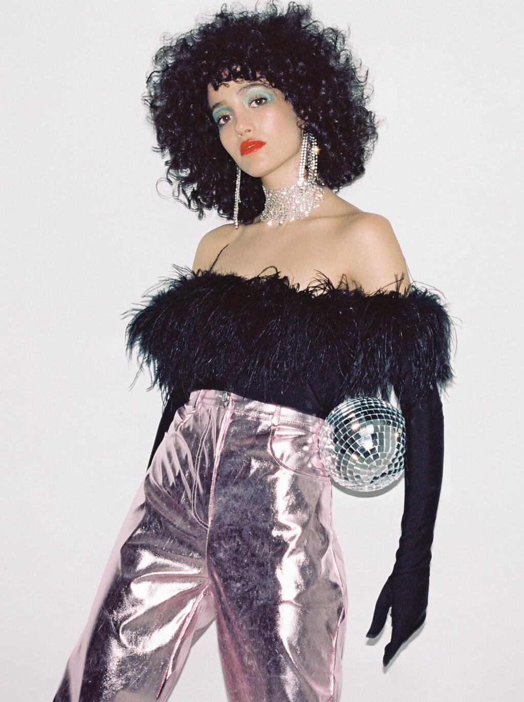 ליהי טולדנו מצטלמת להפקת אופנה בסגנון שנות ה-80