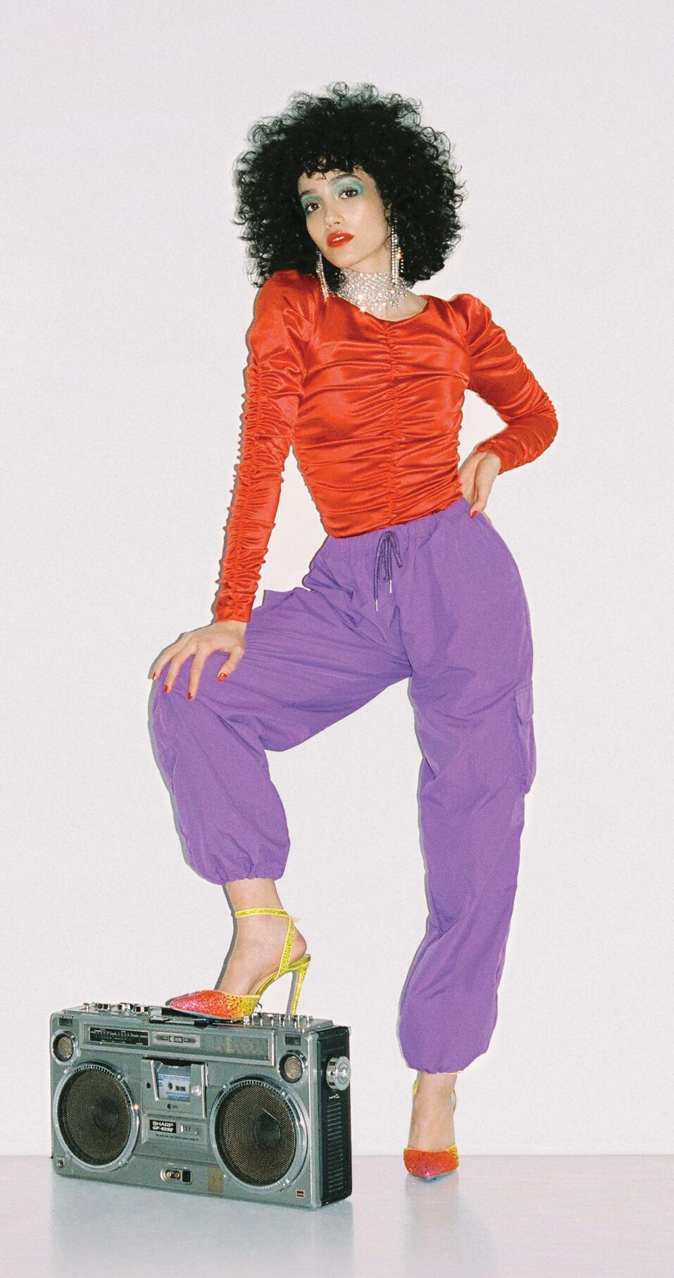 ליהי טולדנו מצטלמת להפקת אופנה בסגנון שנות ה-80