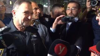 מפכ"ל המשטרה יעקב שבתאי עונה למפגינה במסיבת עיתונאים בסיור הכנה לקראת המחאה בקפלן