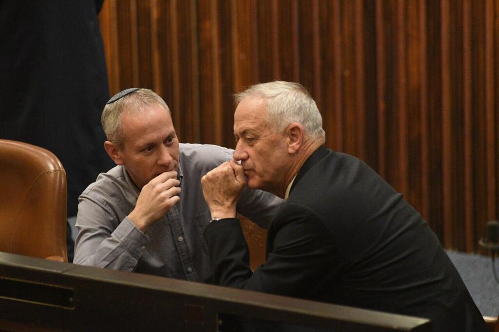 יו"ר המחנה הממלכתי בני בגץ וחילי טרופר במליאת הכנסת