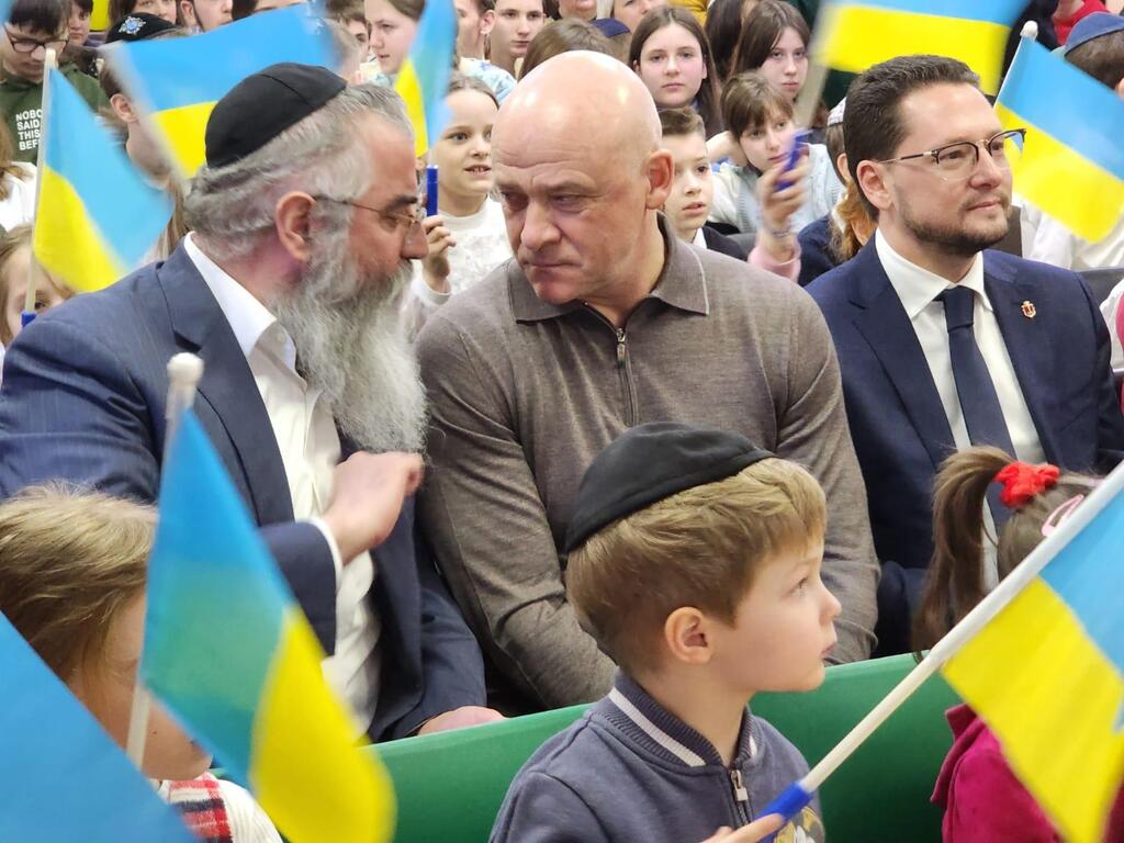 Мэр Геннадий Труханов и раввин Авраам Вольф с детьми