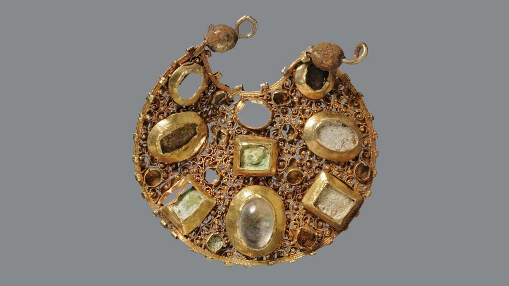 חזית אחד משני עגילי הזהב הביזנטיים שהתגלו כחלק המטמון
