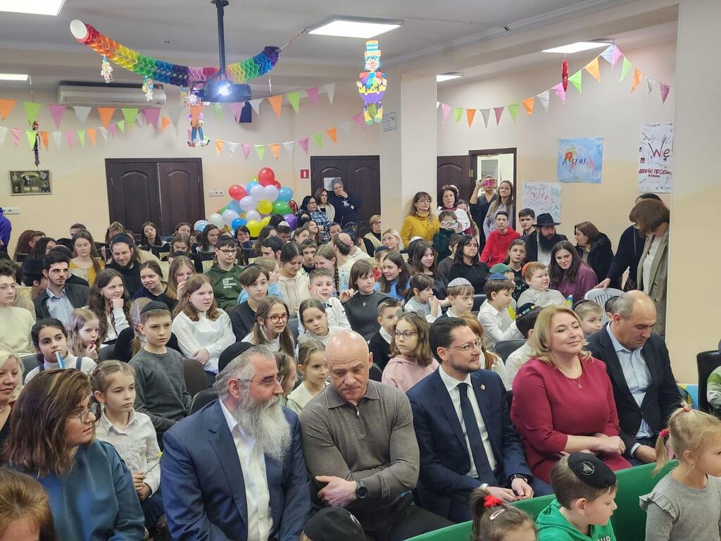 Мэр Геннадий Труханов и раввин Авраам Вольф с детьми