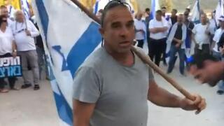 חנוך בלזדה, לוחם שייטת 13 לשעבר בנאום מול ביתו של שר הביטחון יואב גלנט