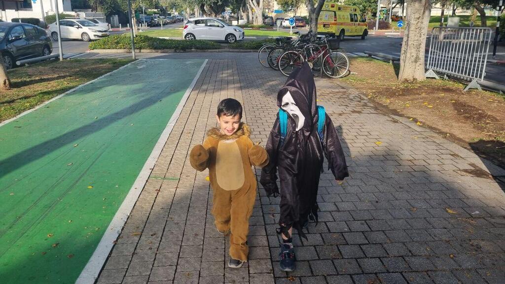 הצעקה והאריה. נמרוד ואופיר הס בדרך לבית הספר ולגן ביד אליהו, תל אביב