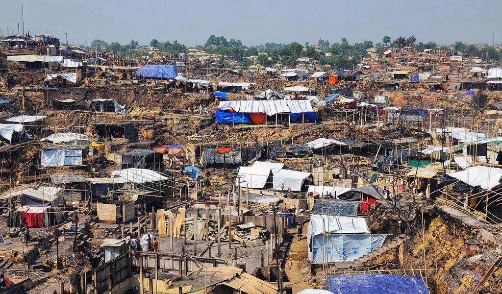בנגלדש שריפה ב מחנה הפליטים הגדול בעולם